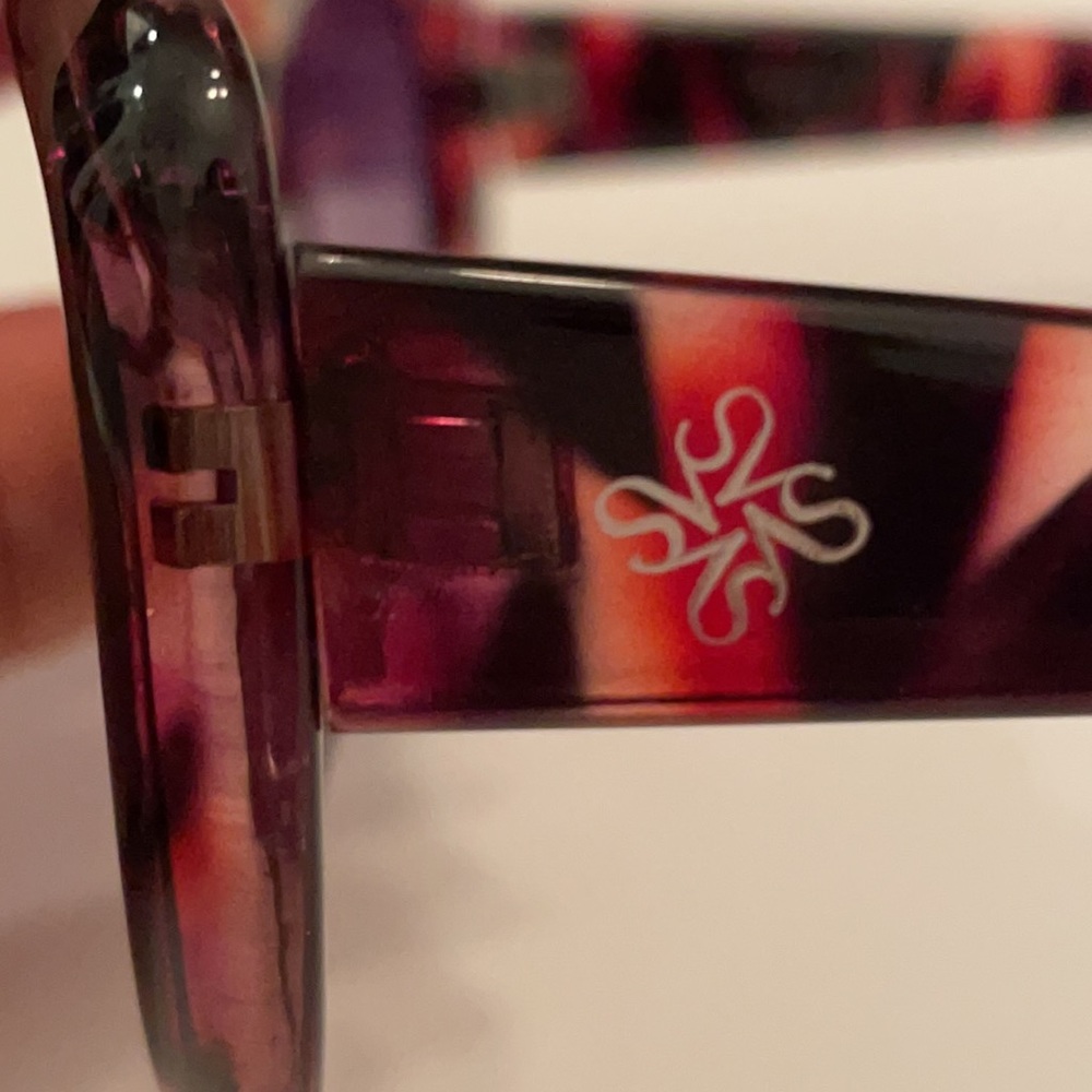 Vera Wang Sunglasses - Picture 2 of 8